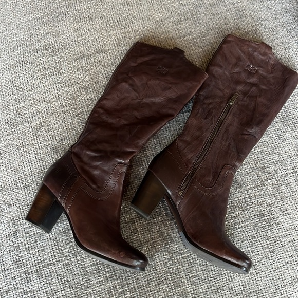 Like NEW Frye Carson Mid Heel Tab Boots - Picture 4 of 12